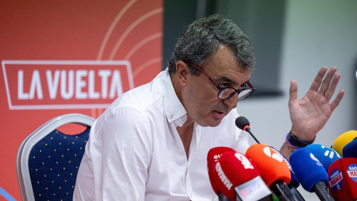 El director de la Vuelta, Javier Guillén, durante la rueda de prensa por la cancelación de la última etapa de la competición a causa de las protestas propalestinas.