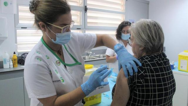 Imagen de archivo de una mujer vacunándose.