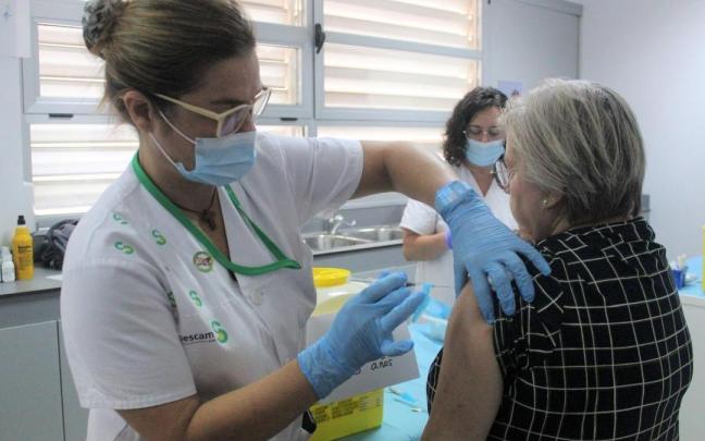 Imagen de archivo de una mujer vacunándose.