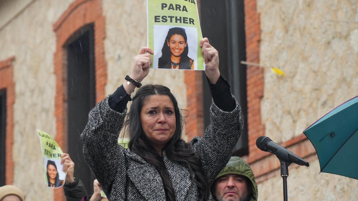 Familiares y amigos de Esther López participan este domingo en una concentración en Traspinedo (Valladolid) con el lema "Dos años sin ti. Dos años sin justicia"