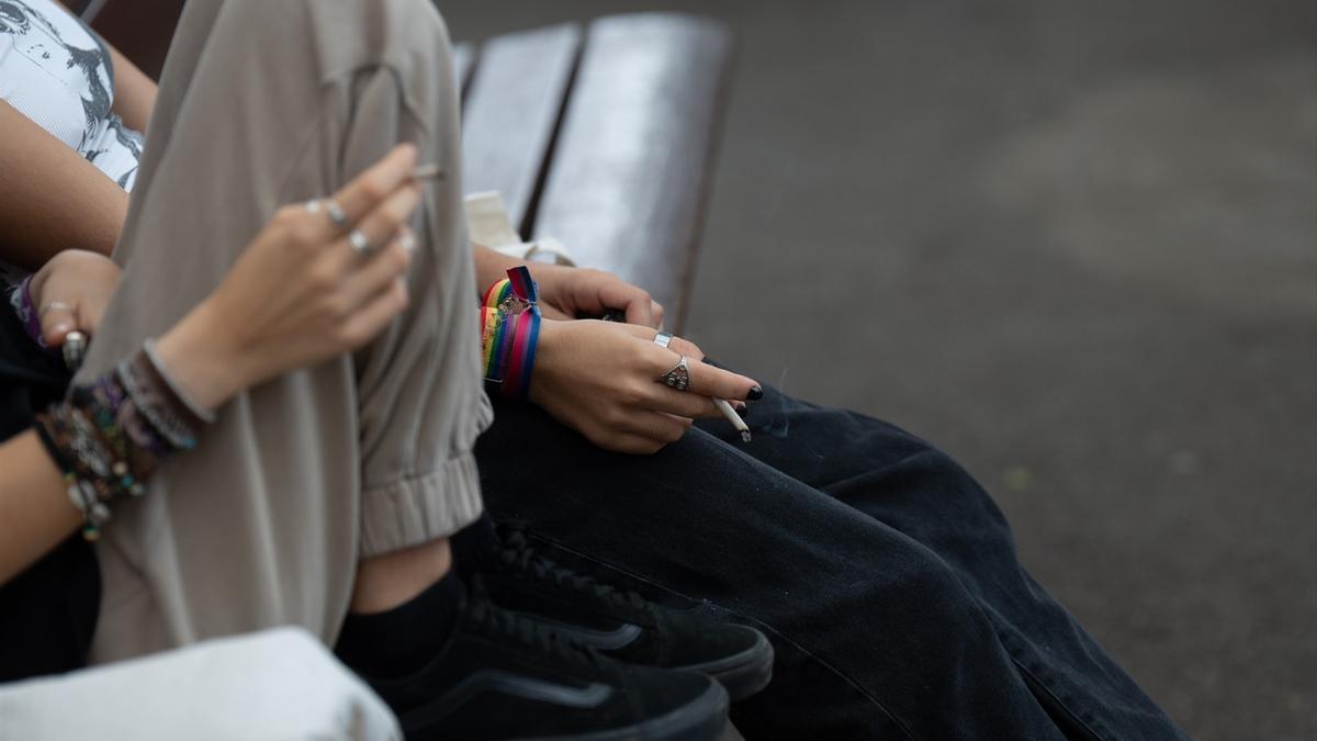Unas jóvenes fumando.