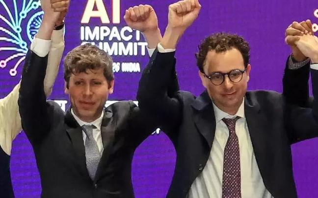 Sam Altman y Dario Amodei, responsables de OpenAI y Anthropic, respectivamente, coinciden en una cumbre internacional sobre inteligencia artificial celebrada en India.