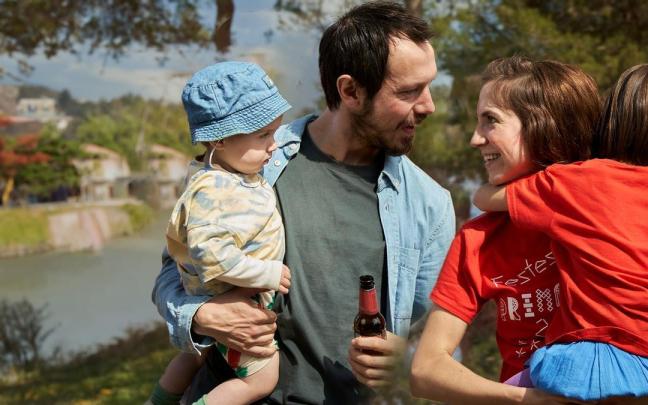 Marcel Borrás y Aina Clotet, en una escena de la serie ‘Esto no es Suecia’.