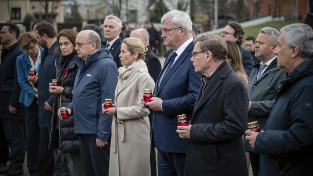 Los ministros de Asuntos Exteriores junto a la Alta Representante de la UE, Kaja Kallas, conmemoran el cuarto aniversaio del descubrimiento de la masacre de Bucha.