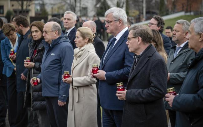 Los ministros de Asuntos Exteriores junto a la Alta Representante de la UE, Kaja Kallas, conmemoran el cuarto aniversaio del descubrimiento de la masacre de Bucha.