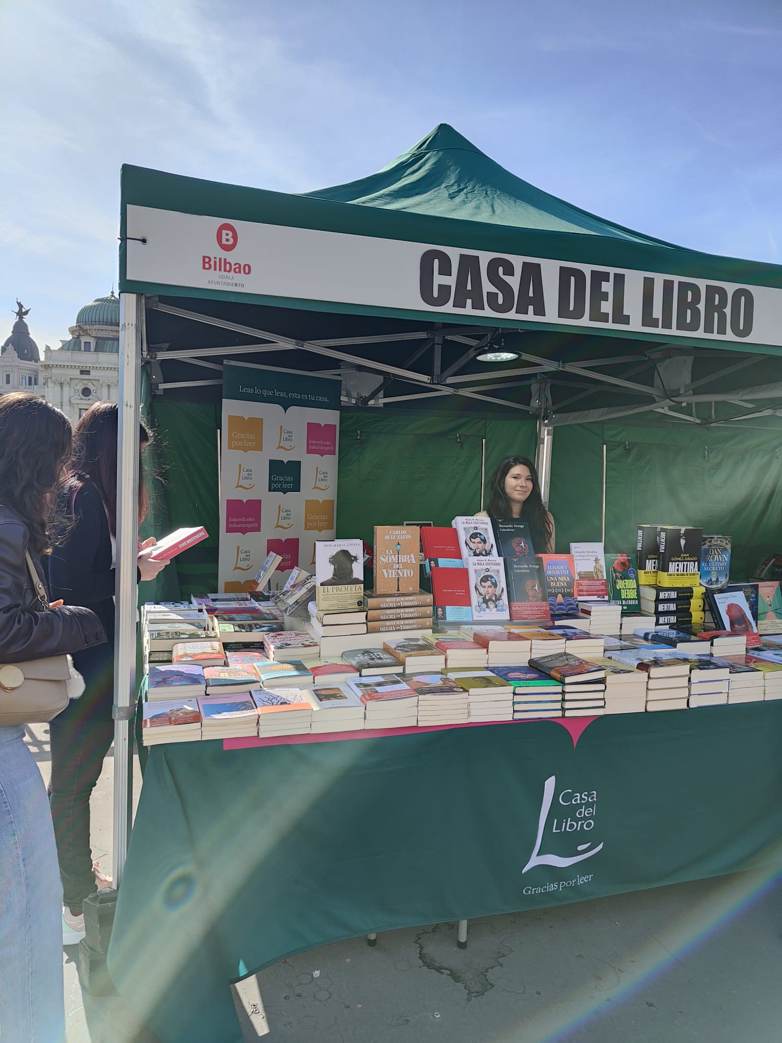 Carpa de Casa del Libro en la Plaza de las Mujeres de Bilbao con motivo del Día del Libro