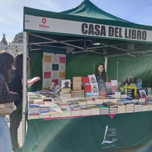 Carpa de Casa del Libro en la Plaza de las Mujeres de Bilbao con motivo del Día del Libro