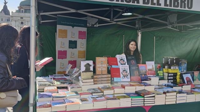 Carpa de Casa del Libro en la Plaza de las Mujeres de Bilbao con motivo del Día del Libro