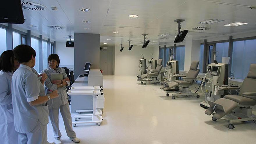 Interior de una de las salas de diálisis del Hospital de Navarra. Javier Bergasa