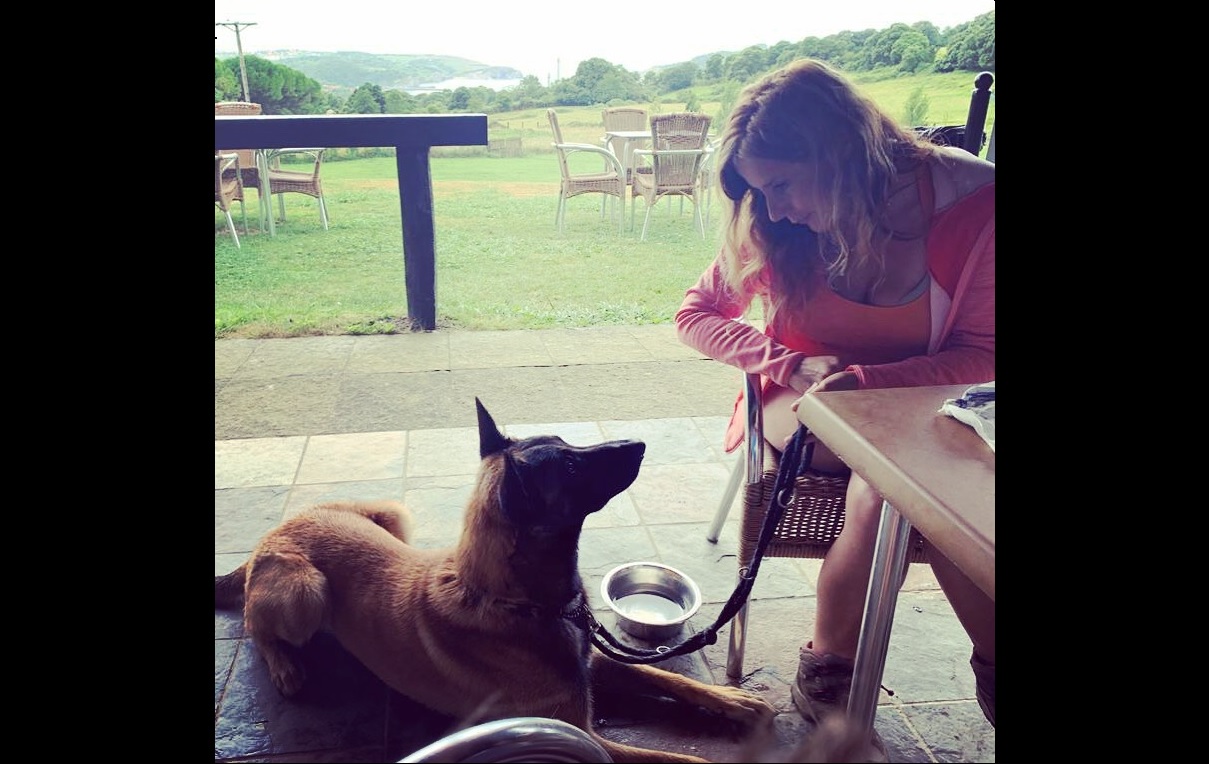 Diana Sure con una de sus mascotas