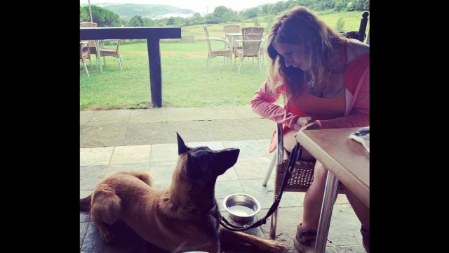 Diana Sure con una de sus mascotas