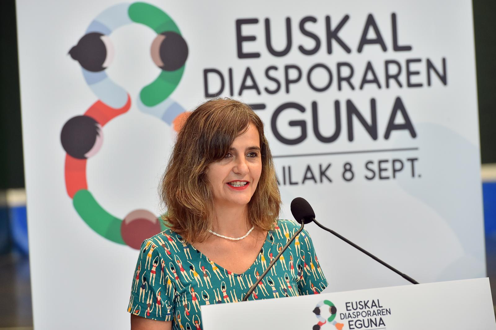 Rueda de prensa de presentación del acto del Día de la Diáspora Vasca 2025 en Markina-Xemein, dedicado a la comunidad de cesta punta. La directora para la Comunidad Vasca en el Exterior, Ziortza Olano, presentó la programación junto a representantes del municipio