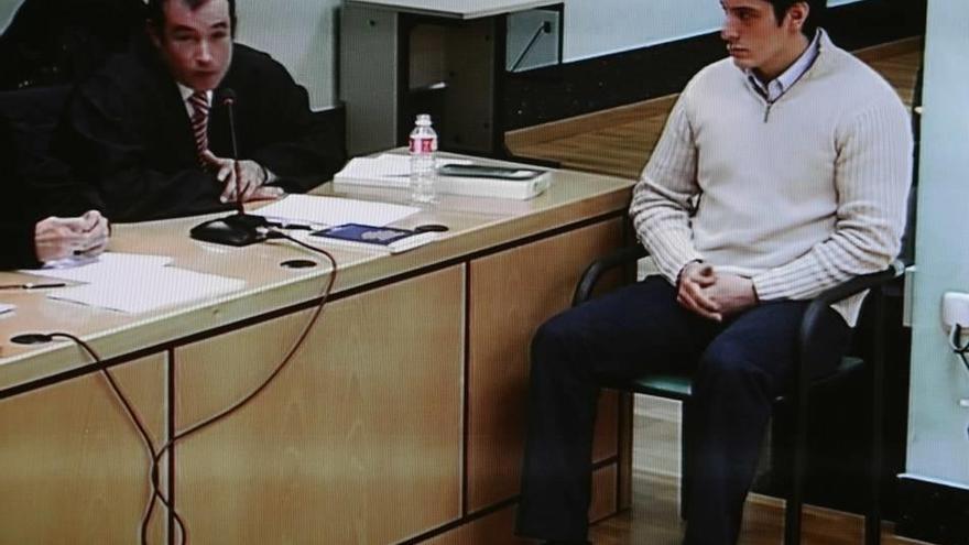 Diego Yllanes mira a su abogado durante la última sesión del juicio. JAVIER BERGASA