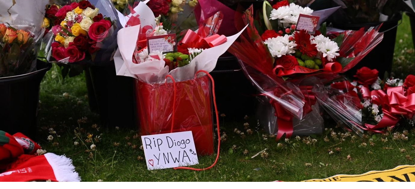 Se suceden los sentidos homenajes a las puertas de Anfield en memoria de su ídolo Diogo Jota. / LIVERPOOL FC