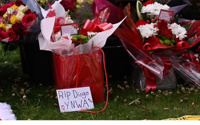 Se suceden los sentidos homenajes a las puertas de Anfield en memoria de su ídolo Diogo Jota. / LIVERPOOL FC