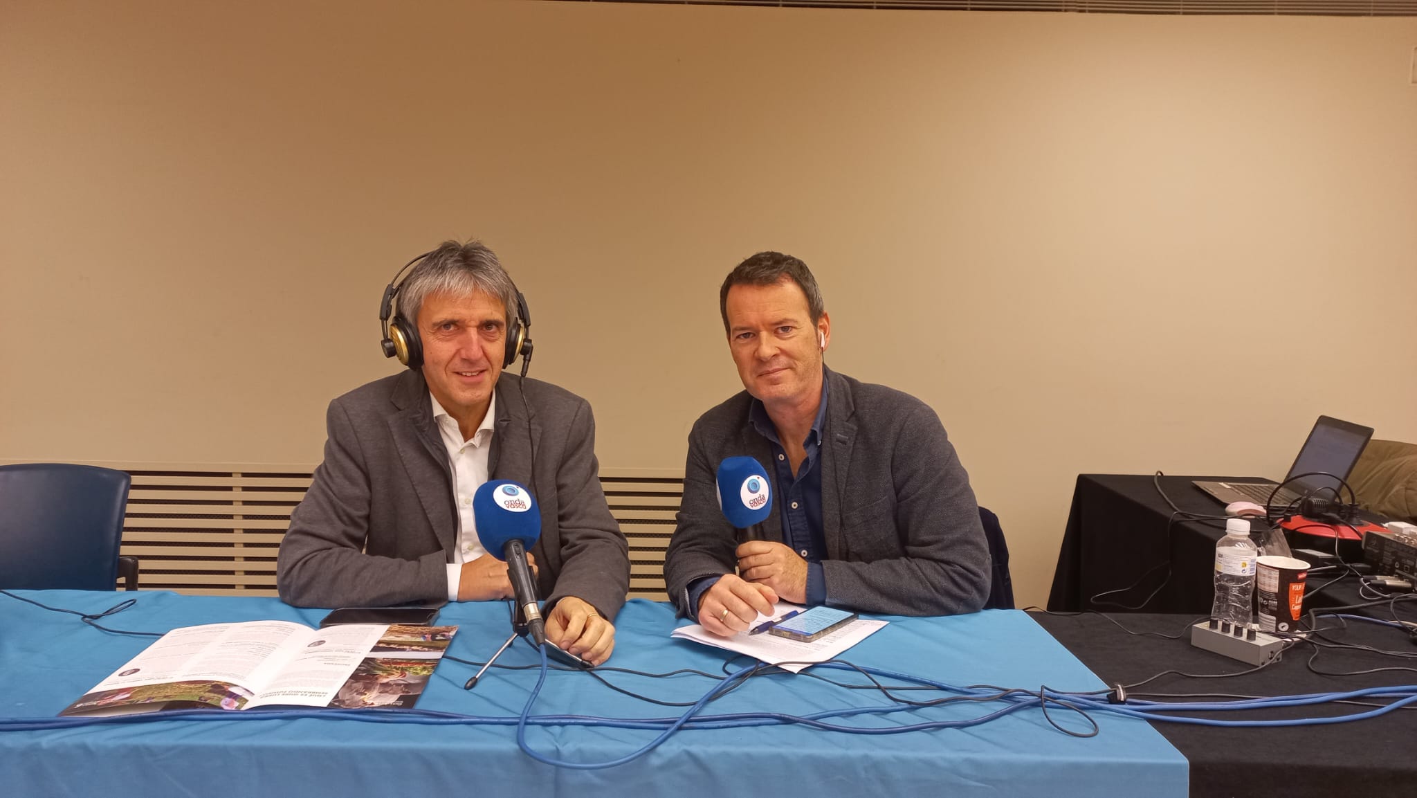 El diputado de Medio Ambiente de Gipuzkoa en el set de Onda Vasca en el Kursaal