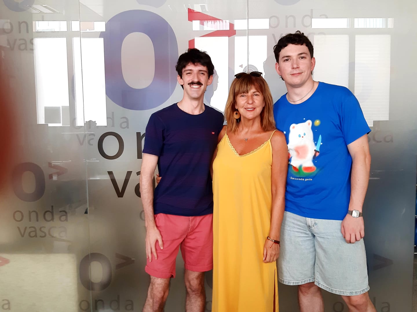 Director, Albar Cirarda y los actores Maribel Salas y Aitzol Villahoz de ¿Qué fantástica esta fiesta!