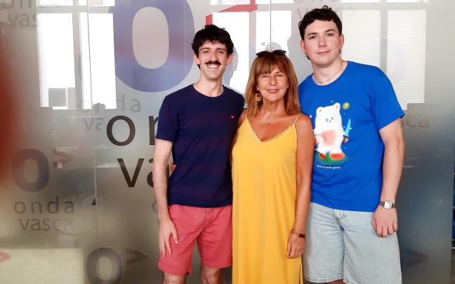 Director, Albar Cirarda y los actores Maribel Salas y Aitzol Villahoz de ¿Qué fantástica esta fiesta!