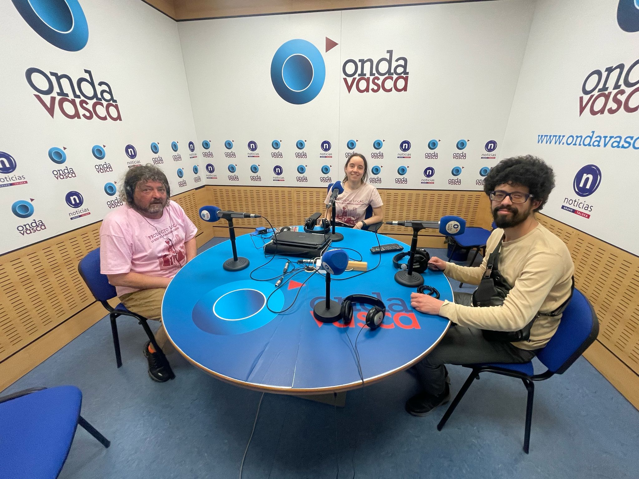 Director Jaxsa, junto con los actores protagonistas de Producto local, Fernando López Batalla y Carmen González