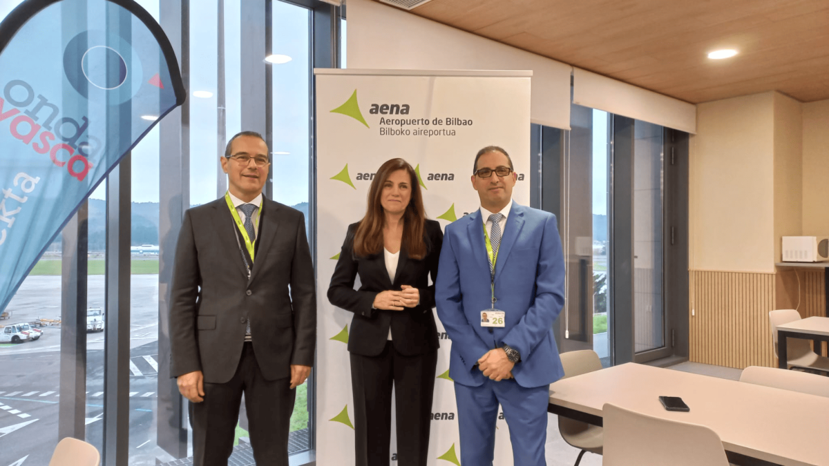 De izquierda a derecha: José Manuel Sánchez, Begoña Llarena e Iván Grande, directores de los aeropuertos de San Sebastián, Vitoria y Bilbao respectivamente. ONDA VASCA