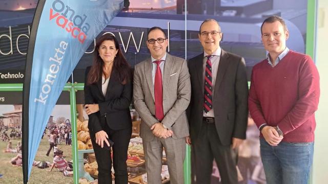 Begoña Yárena (Vitoria), Iván Grande (Bilbao), osé Manuel Sánchez (San Sebastián) con Txema Gutiérrez