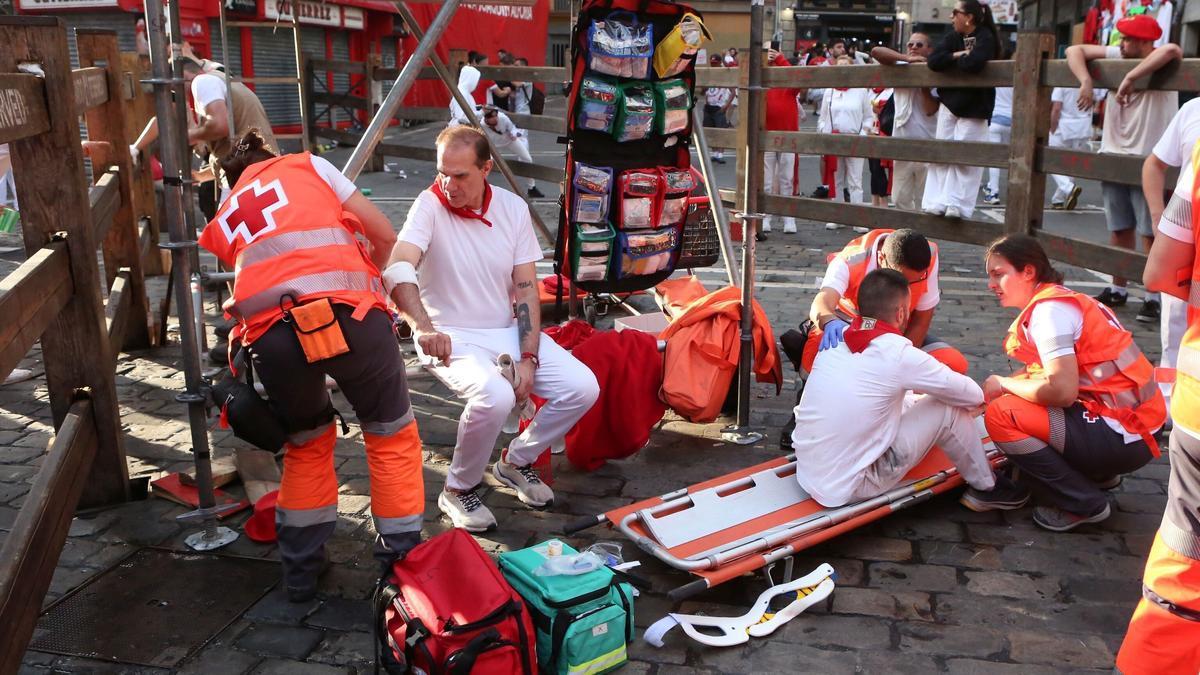 Atención de corredores heridos en el encierro de San Fermín, el 14 de julio del pasado año. Javier Bergasa