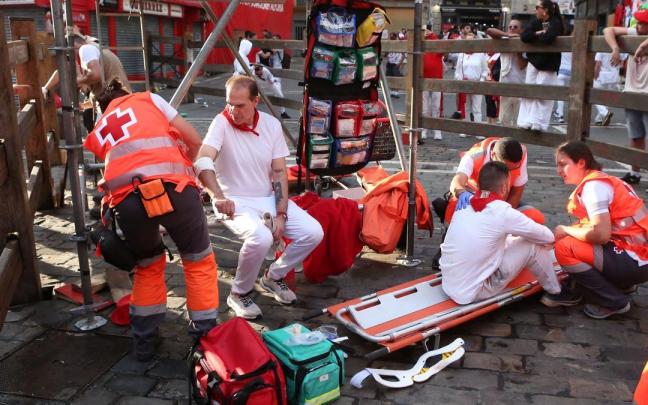 Atención de corredores heridos en el encierro de San Fermín, el 14 de julio del pasado año. Javier Bergasa