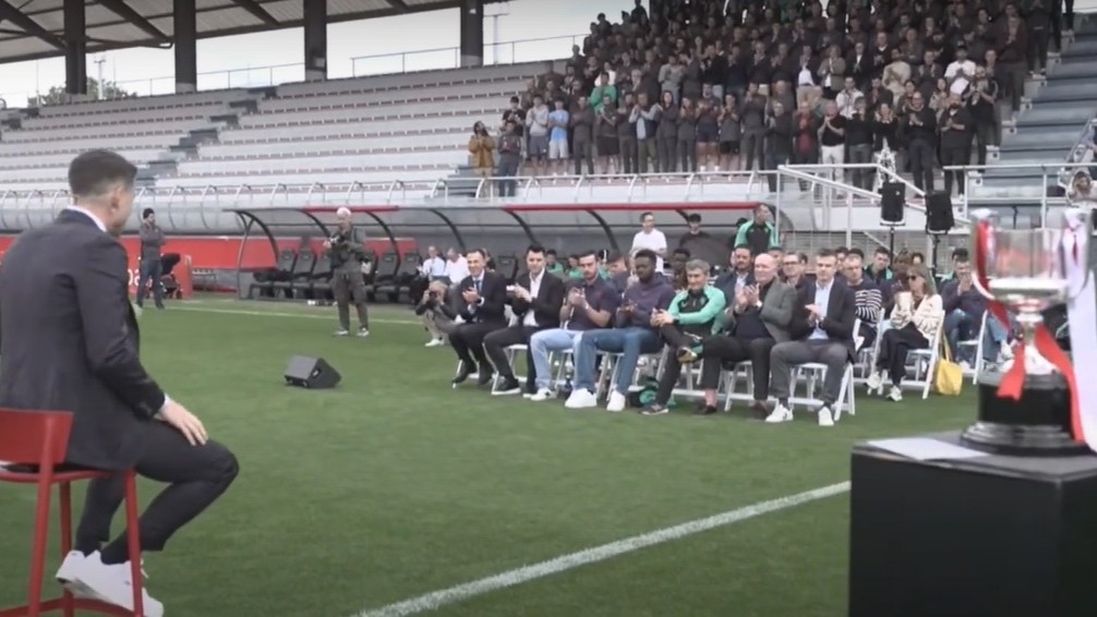 Un momento de la despedida de De Marcos como jugador rojiblanco en activo. / ATHLETIC CLUB