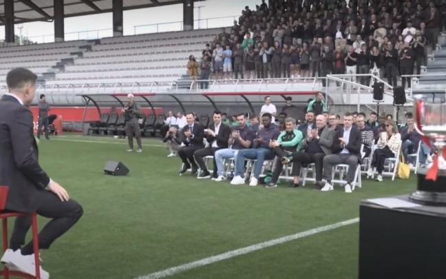 Un momento de la despedida de De Marcos como jugador rojiblanco en activo. / ATHLETIC CLUB