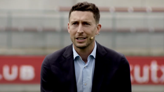 Emocionada última rueda de prensa de Óscar de Marcos en Lezama como jugador en activo. / ATHLETIC CLUB Emocionada última rueda de prensa de Óscar de Marcos en Lezama como jugador en activo. / ATHLETIC CLUB