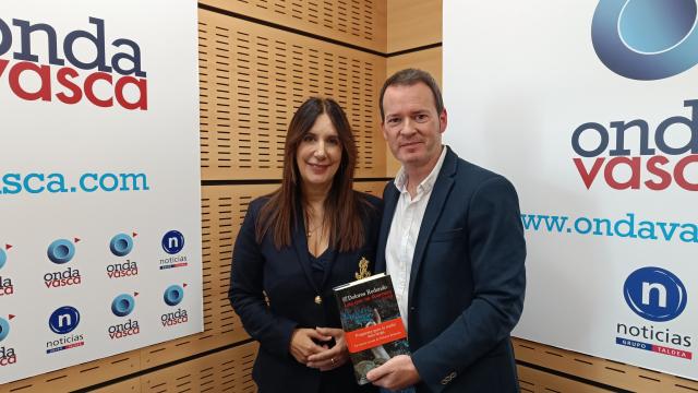 Dolores Redondo con Txema Gutiérrez