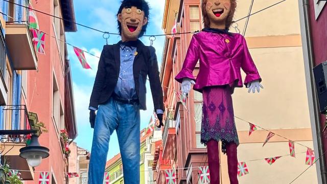 Izados en la calle Coscojales los Dominguines volverán a presidir el ambiente festivo de la Guía en Portugalete | ONDA VASCA