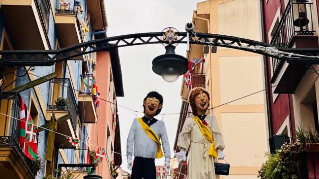 Izados en la calle Coscojales los Dominguines volverán a presidir el ambiente festivo de la Guía en Portugalete | ONDA VASCA