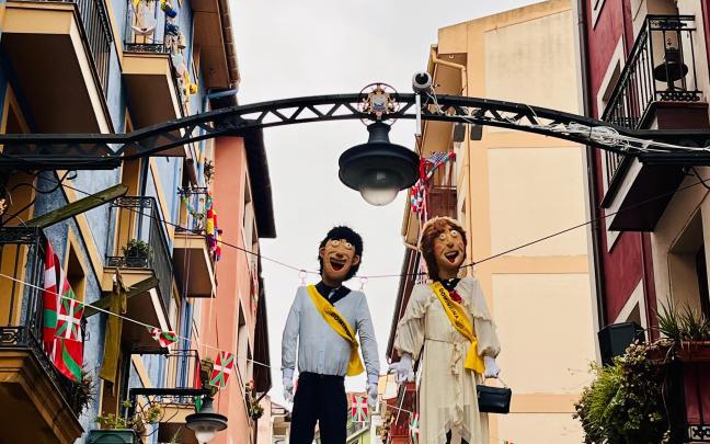 Izados en la calle Coscojales los Dominguines volverán a presidir el ambiente festivo de la Guía en Portugalete | ONDA VASCA