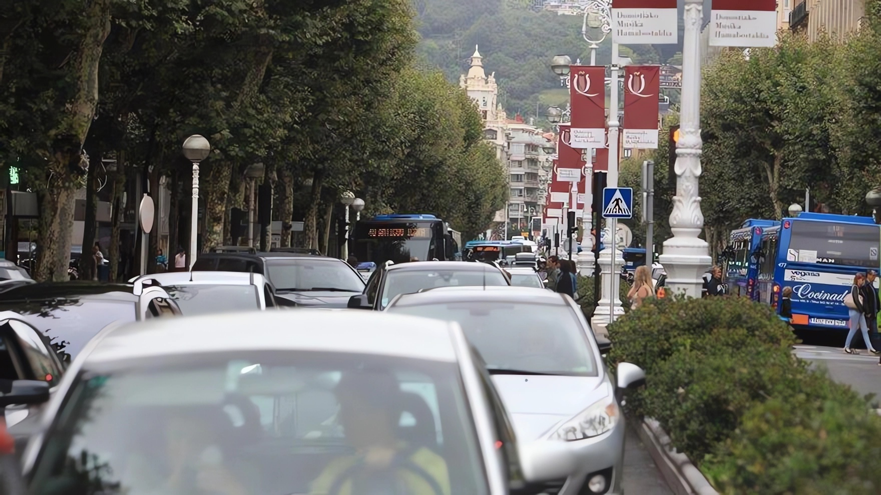 Coches en la Avenida de la Libertad, en Donostia / IKER AZURMENDI