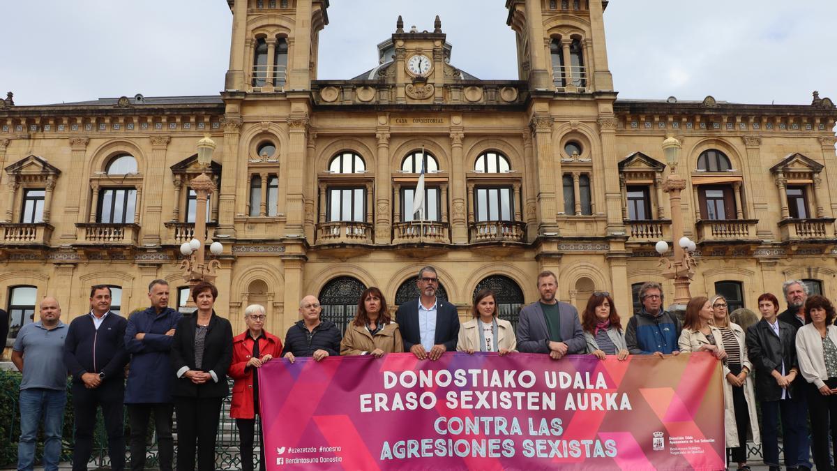 Concejalas y concejales en la concentración de hoy ante el Ayuntamiento de Donostia | N.G.