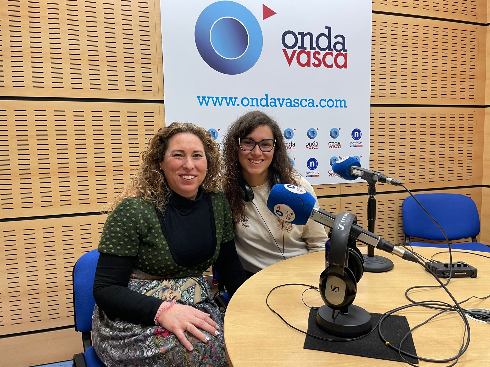 Dos integrantes de la Tuna de Distrito UPVEHU Campus de Bizkaia