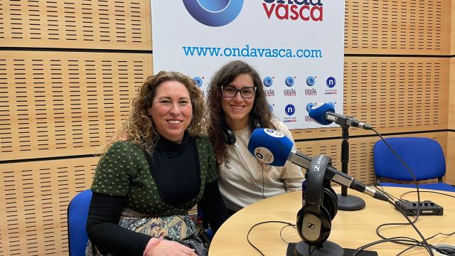 Dos integrantes de la Tuna de Distrito UPVEHU Campus de Bizkaia