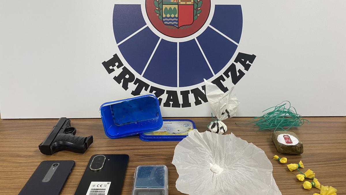 Droga y material incautados en Andoain. DEPARTAMENTO DE SEGURIDAD