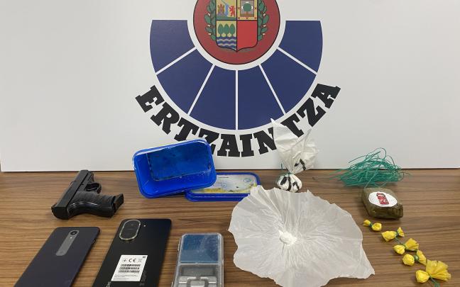 Droga y material incautados en Andoain. DEPARTAMENTO DE SEGURIDAD