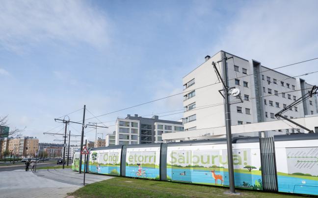 Primer día de funcionamiento del tranvía de Gasteiz hasta Salburua. Foto: Ayuntamiento de Gasteiz