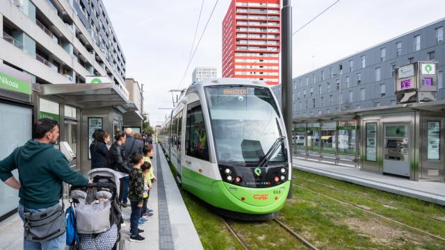 Primer día de funcionamiento del tranvía de Gasteiz hasta Salburua. Foto: Ayuntamiento de Gasteiz