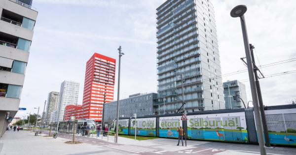 Primer día de funcionamiento del tranvía de Gasteiz hasta Salburua. Foto: Ayuntamiento de Gasteiz