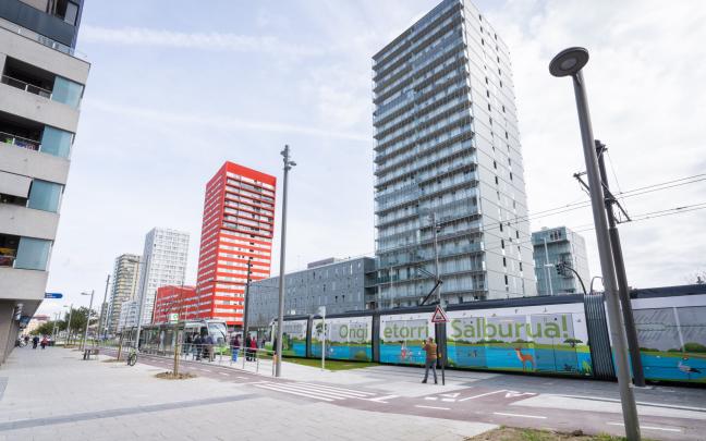 Primer día de funcionamiento del tranvía de Gasteiz hasta Salburua. Foto: Ayuntamiento de Gasteiz