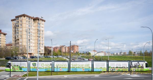 Primer día de funcionamiento del tranvía de Gasteiz hasta Salburua. Foto: Ayuntamiento de Gasteiz
