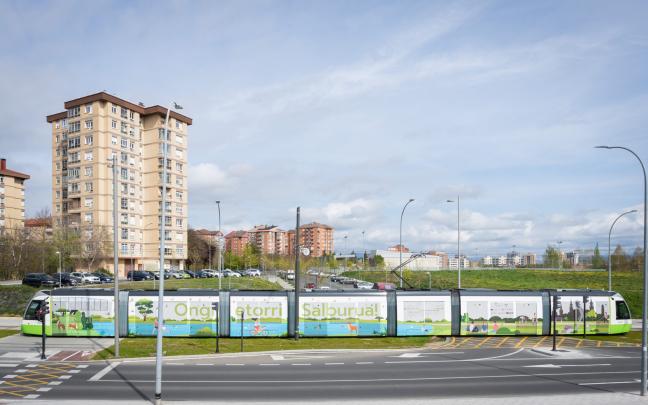 Primer día de funcionamiento del tranvía de Gasteiz hasta Salburua. Foto: Ayuntamiento de Gasteiz