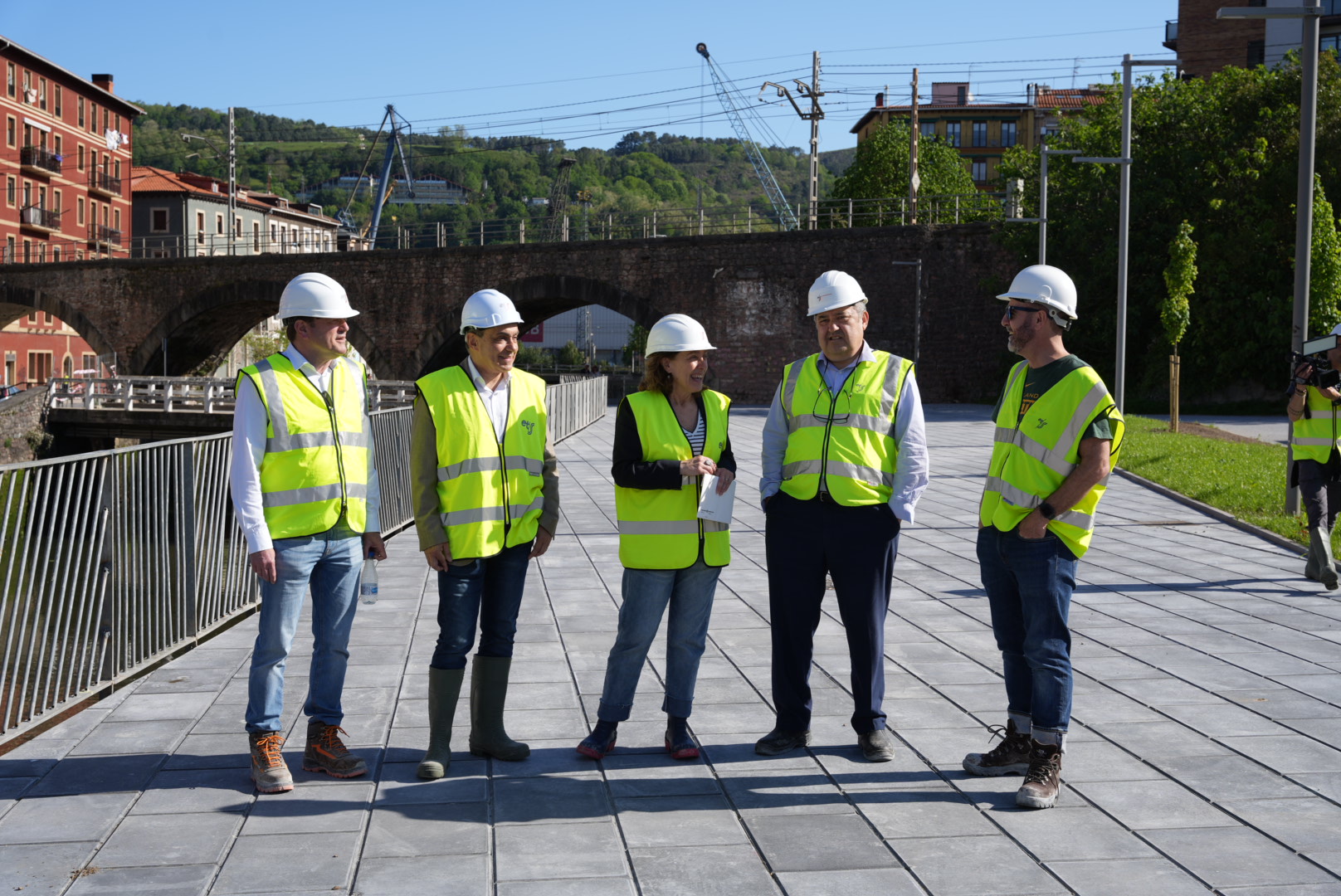 Los responsables institucionales han visitado también la plaza Ibaiondo que se reabre esta tarde Los responsables institucionales han visitado también la plaza Ibaiondo que se reabre esta tarde