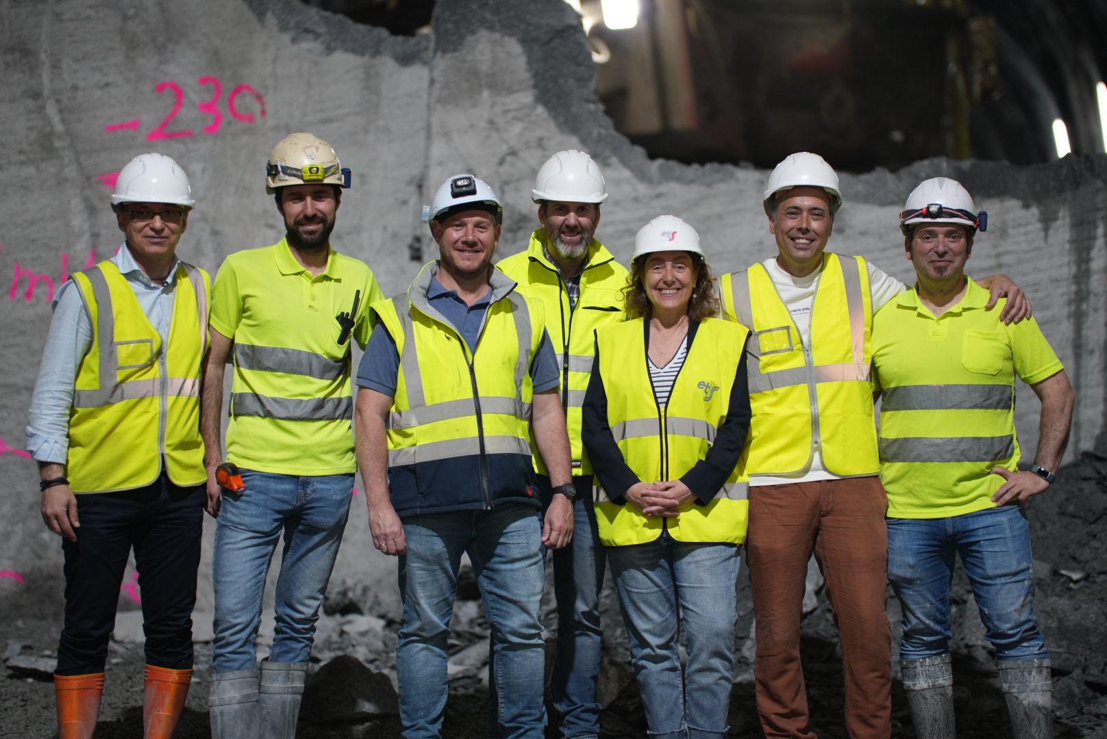 Representantes institucionales que han asistido esta mañana al cale del túnel entre Galtzaraborda y Pasaia