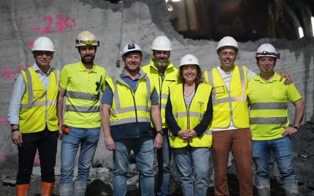 Representantes institucionales que han asistido esta mañana al cale del túnel entre Galtzaraborda y Pasaia Representantes institucionales que han asistido esta mañana al cale del túnel entre Galtzaraborda y Pasaia