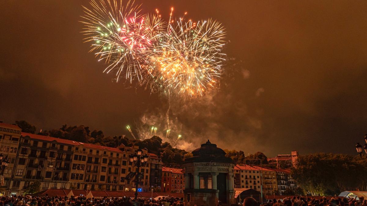 Fuegos artificiales durante la Aste Nagusia de BIlbao. BILBAO.EUS